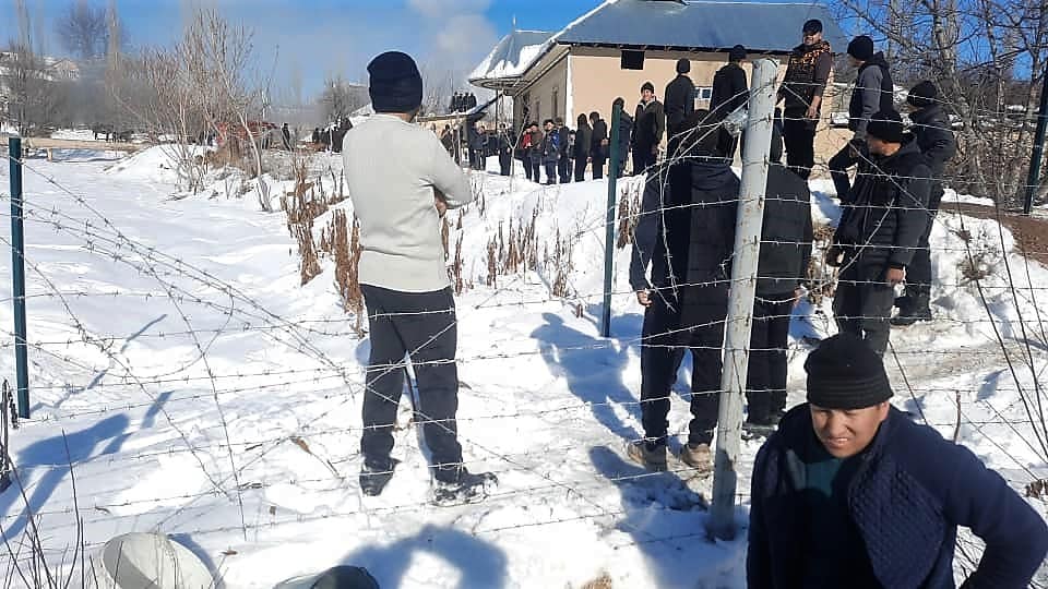 Кыргызские пограничники оказали помощь во время пожара сельчанам из Узбекистана