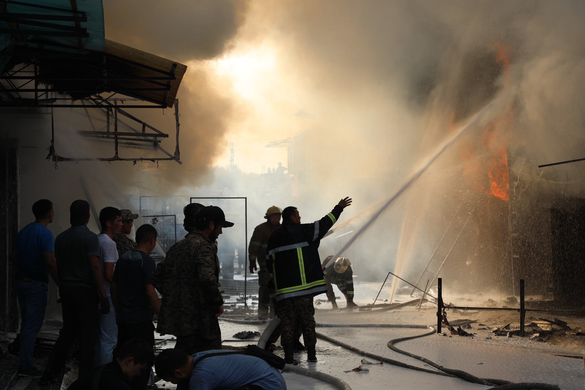 В Бишкеке на рынке «Кудайберген» произошло крупное возгорание.  