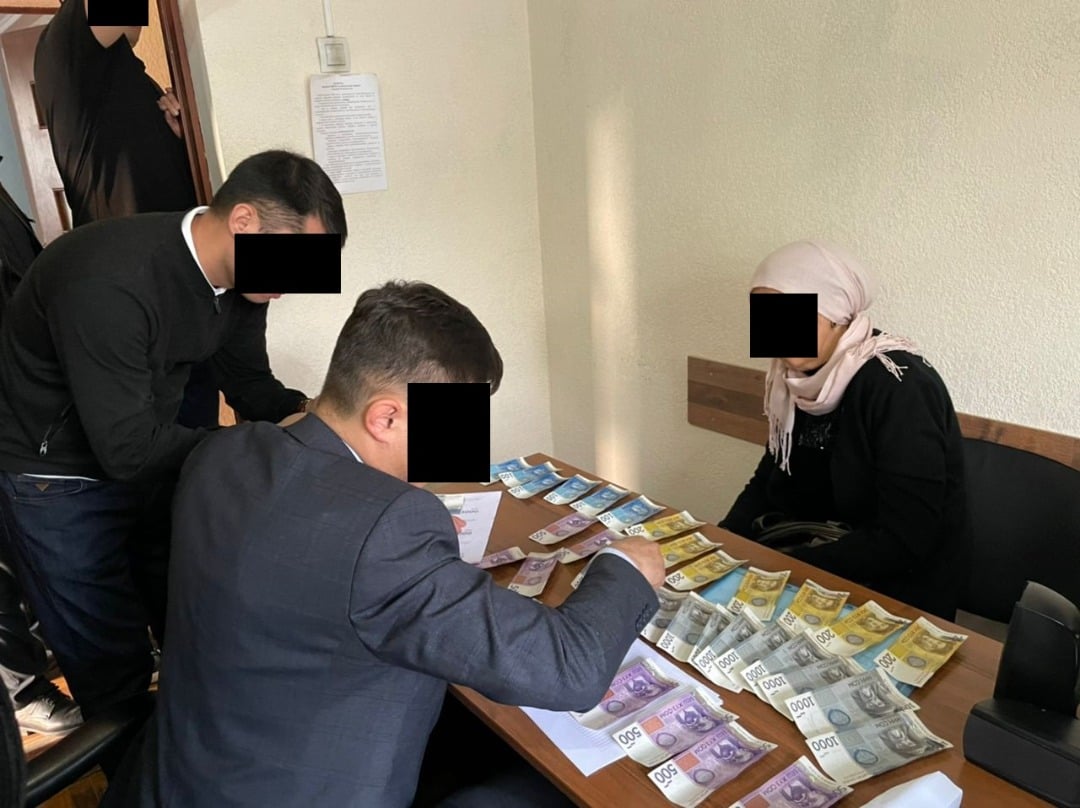 ГКНБ: О задержании бухгалтера отдела образования Сокулукского района при даче взятки чекисту