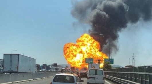 Взрыв бензовоза в итальянской Болонье сняли на видео